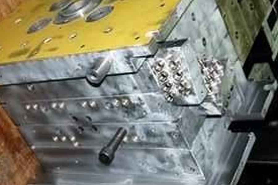 Daily maintenance of injection molds is also very important